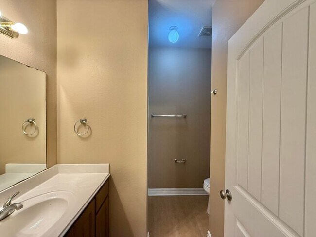 Building Photo - 4 Bedroom 3.5 Bath Duplex in East Tyler!