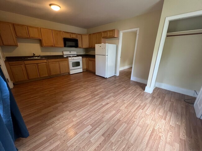 Building Photo - 156 Oak Ave