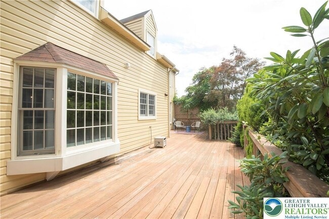 Building Photo - 1528 Wethersfield Dr