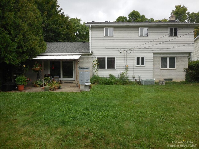 Building Photo - 3253 Lockridge Dr