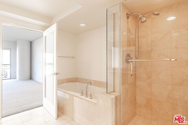 Building Photo - 13650 Marina Pointe Dr