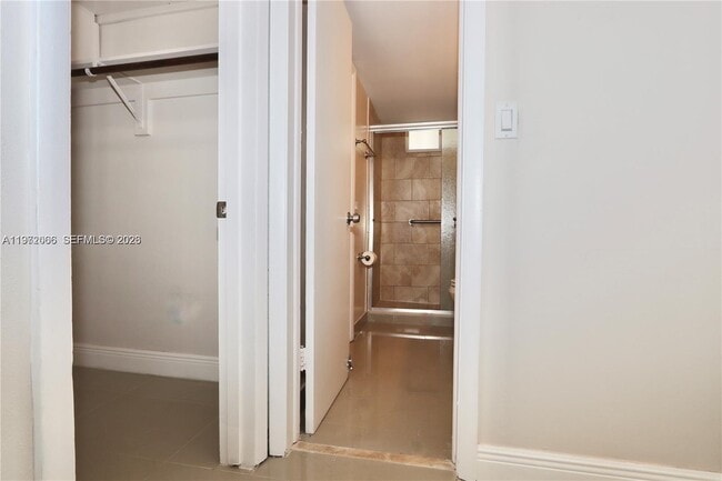 Building Photo - 2910 Point E Dr