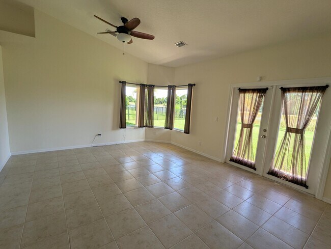 Building Photo - 411 SW Vista Lake Dr