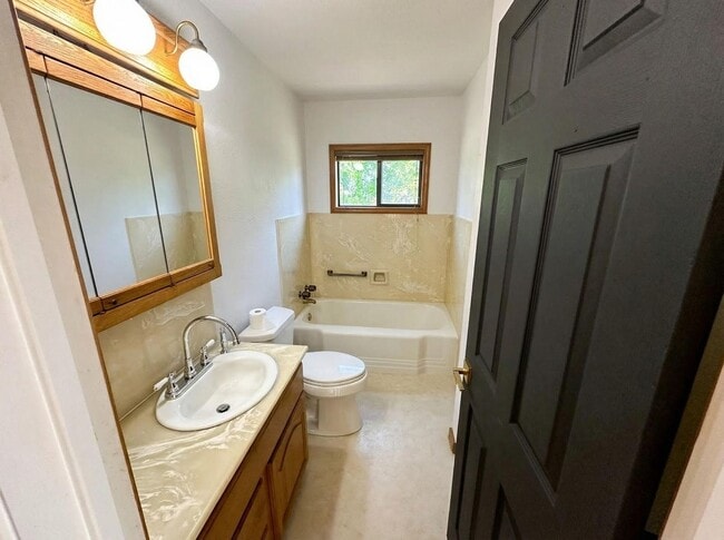 Building Photo - Charming 3-Bedroom Home in Hayward Hills