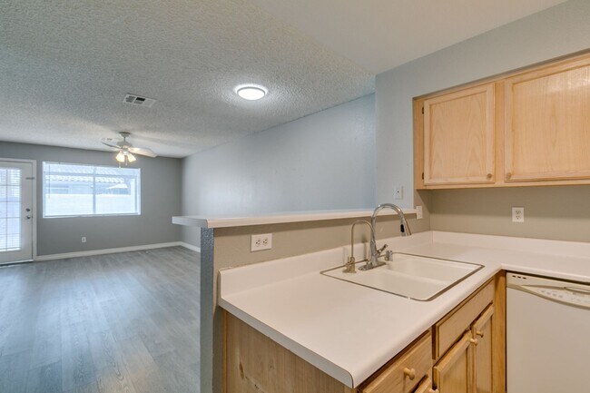 Building Photo - 2117 Willowbury Dr