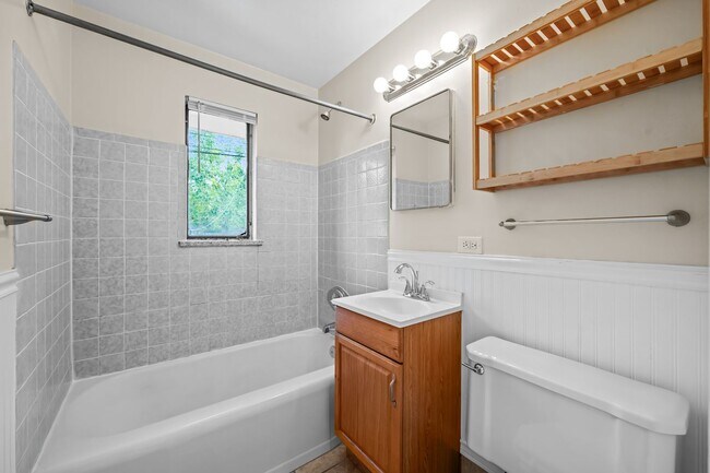 Building Photo - Fantastic Two Bedroom Duplex in University Neighborhood!