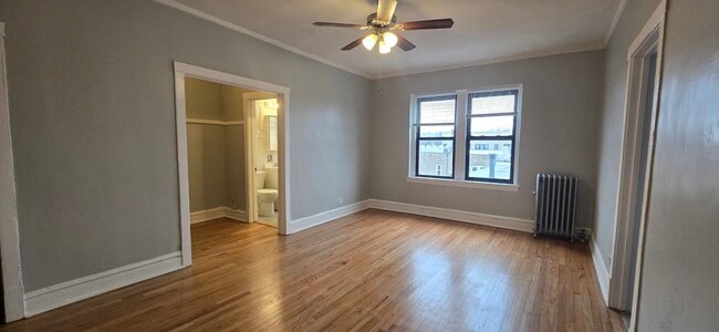 Building Photo - 3412 W Montrose Ave