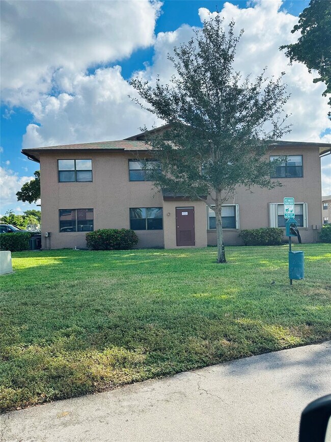 Building Photo - 10046 Winding Lake Rd