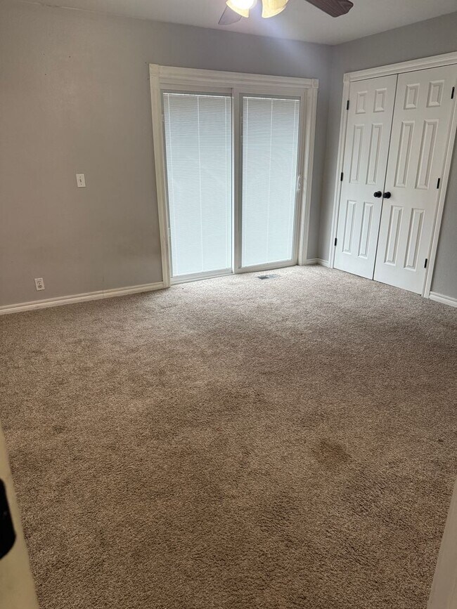 Building Photo - Charming Corner-Lot Duplex in the Heart of Yukon – Available Now!