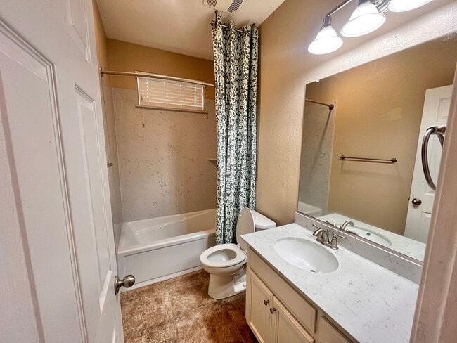 Building Photo - Beautiful 5 bed 3 1/2 bath with SOLAR! Great location!