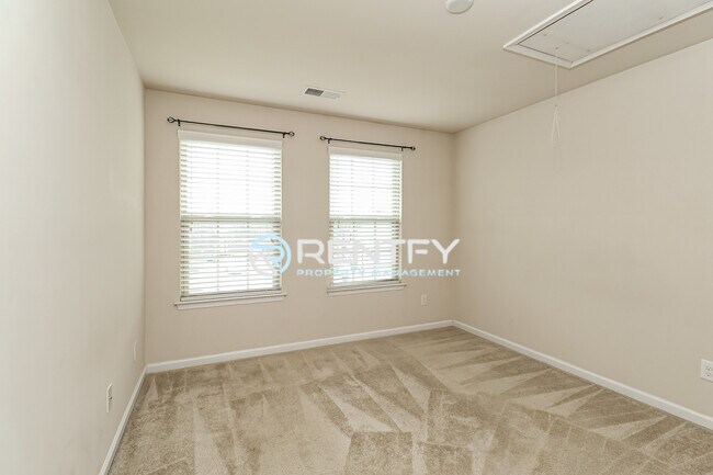 Building Photo - 3303 Major Samuals Way