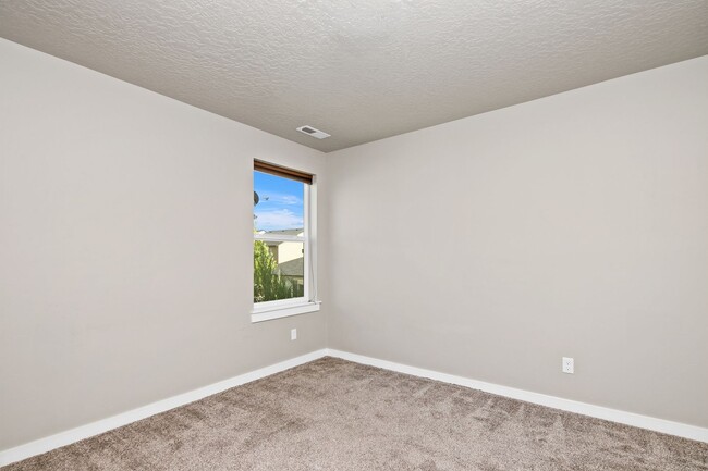 Building Photo - Discover this charming 4-bedroom, 2.5-bath...