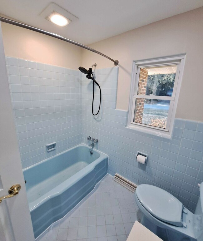 Building Photo - 3 Bed / 1-1/2 Bath Single Family Home w/ 2-Car Garage