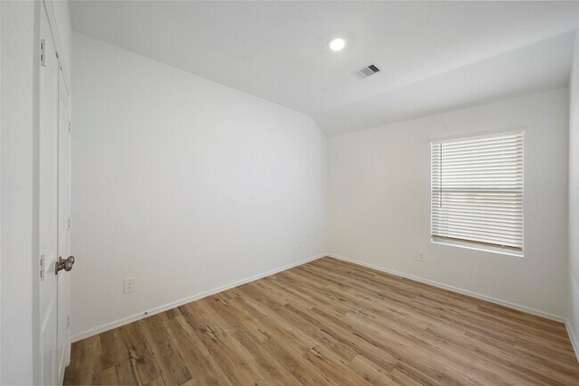 Building Photo - 307 Flower Reed Ct