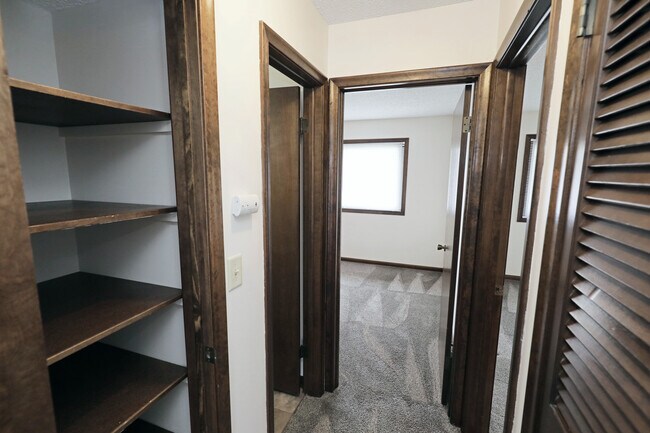 Building Photo - 6011 Queens Dr