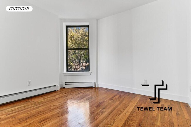 Building Photo - 309 W 121st St