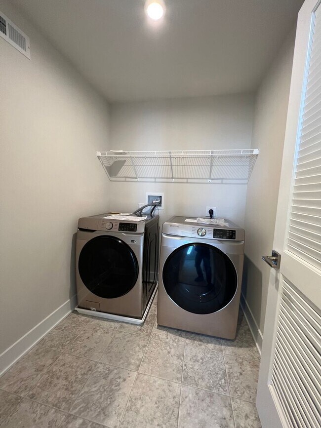 Building Photo - Gorgeous 3BD/2.5BA Waterfront Townhome!