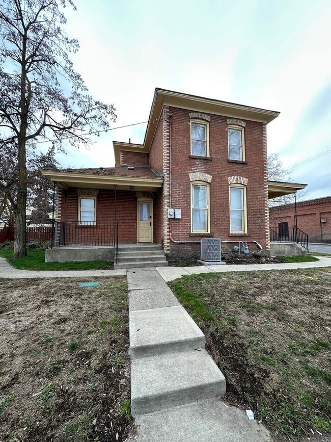 Building Photo - L1004