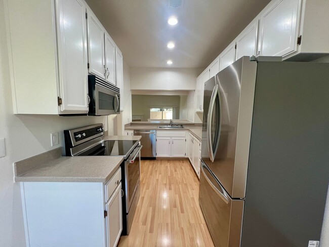 Building Photo - Stunning, spacious and large Milpitas cond...
