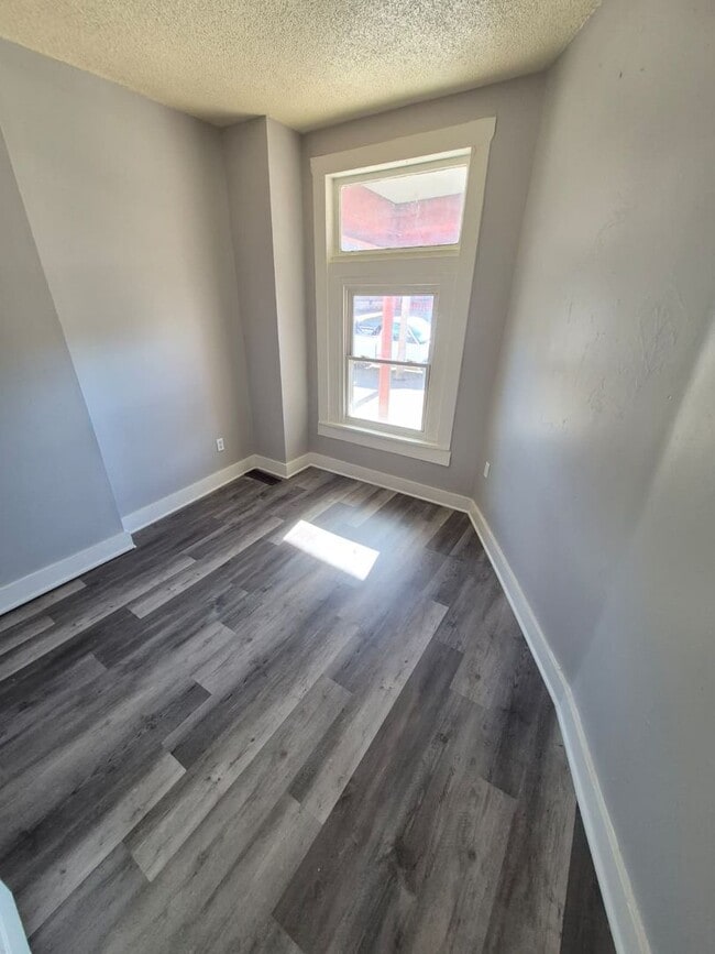 Building Photo - 1019-1021 Columbia St.