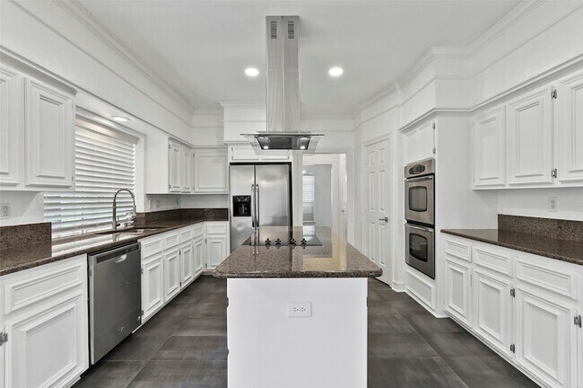 Building Photo - 545 Oak Hill Dr
