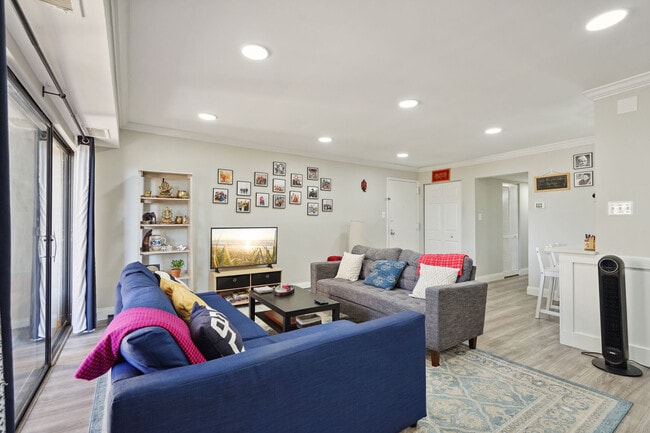 Building Photo - 102 Monroe St