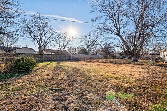 Building Photo - 3 Bedroom 2 Bathroom Family Ready Home