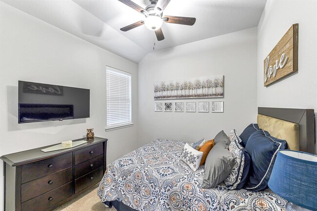Building Photo - 24622 Royal Pike Dr