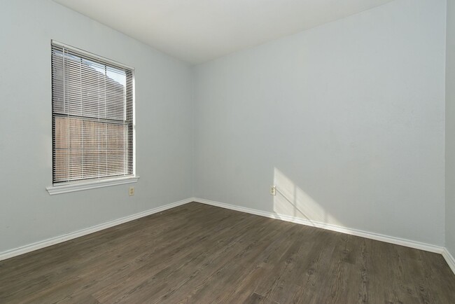 Building Photo - PEPERPORT.3913-3915