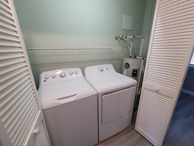 Building Photo - Renovated first floor condo with community...