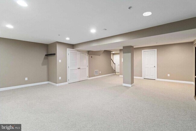 Building Photo - 378 Village Way