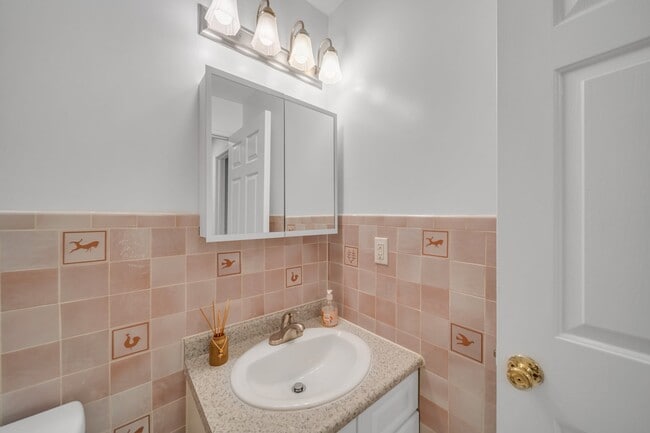 Building Photo - 66 Bergen Ridge Rd