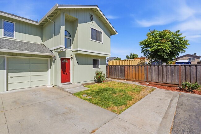 Building Photo - Great 3 Bedroom Townhome with Garage!
