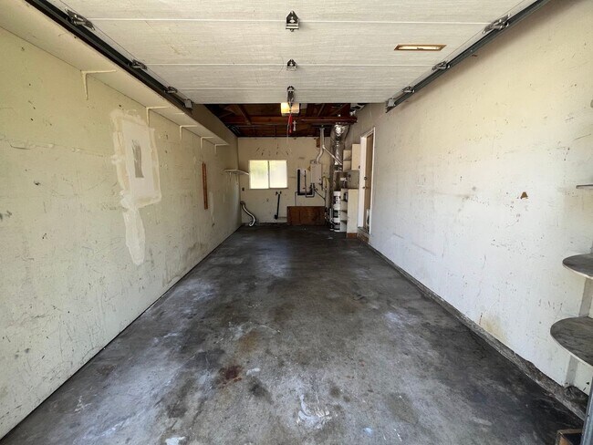 Building Photo - Clean, Private 2BD/1BA Duplex with Garage ...