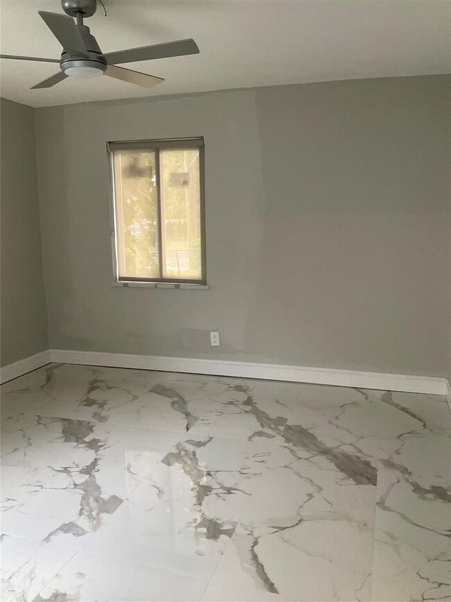 Building Photo - 642 NW 14th Way