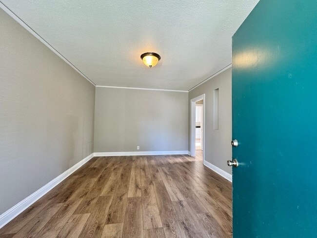 Building Photo - Spacious and Updated 1 Bedroom, 1 Bathroom...