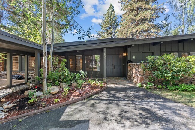 Building Photo - 1560 Debra Ln