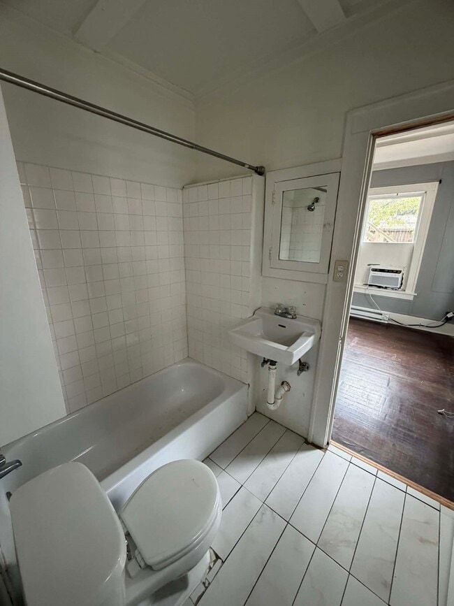 Building Photo - 1302 W Bell St