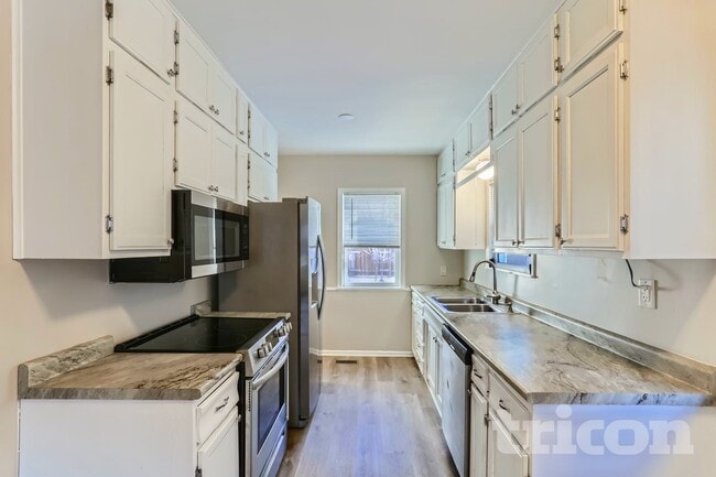 Building Photo - 906 Cherokee Ave