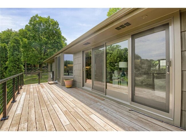 Building Photo - 3465 Deephaven Ave