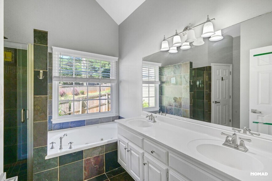 Building Photo - 875 Secret Cove Dr NE