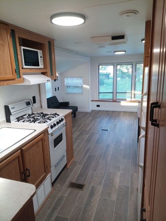 Building Photo - Private Manufactured Home!
