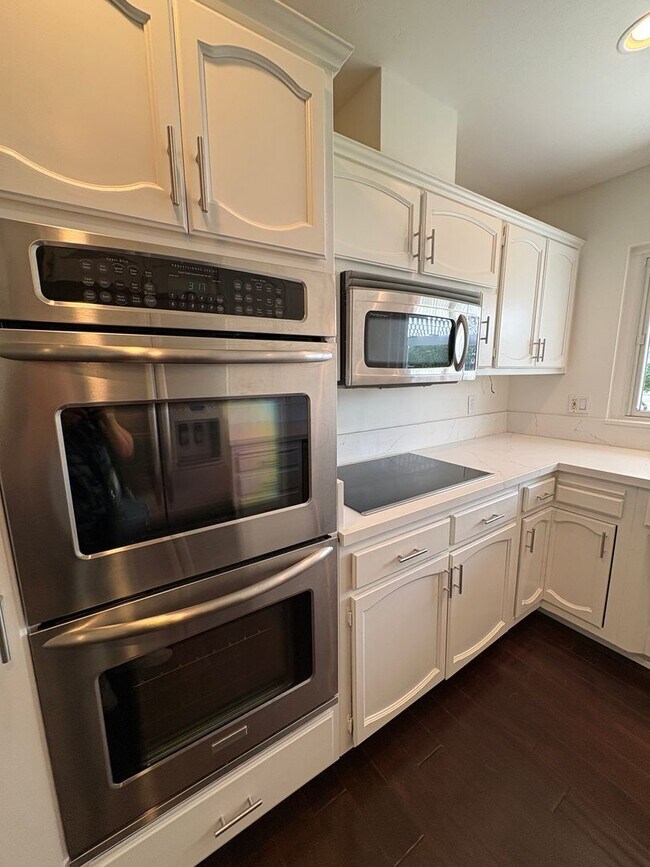 Building Photo - Spacious House - 2 stories - 4 Bedrooms + 2.5 Baths & large 2 car garage