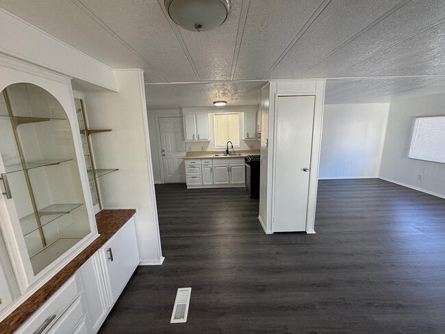 Building Photo - 41 Crooks St