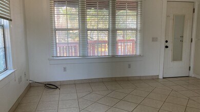 Building Photo - 820