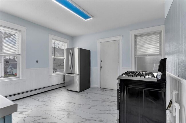 Building Photo - 135 Illinois St