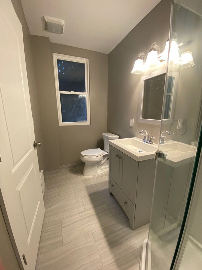 Building Photo - Remodeled one bedroom apartment