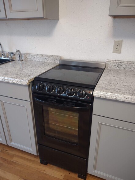 Building Photo - 700 W 17th St