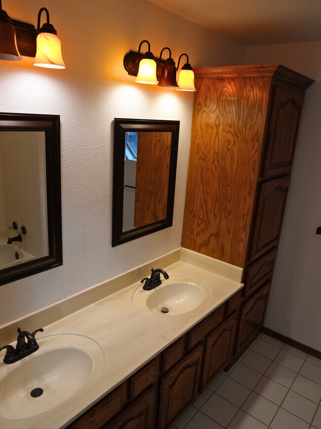 Building Photo - 3505 Crescent Ct