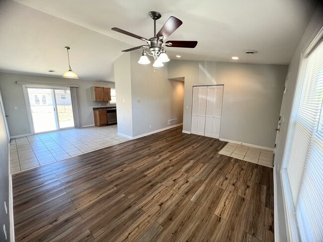 Building Photo - Newly Renovated Fenced Home Close to FLW!